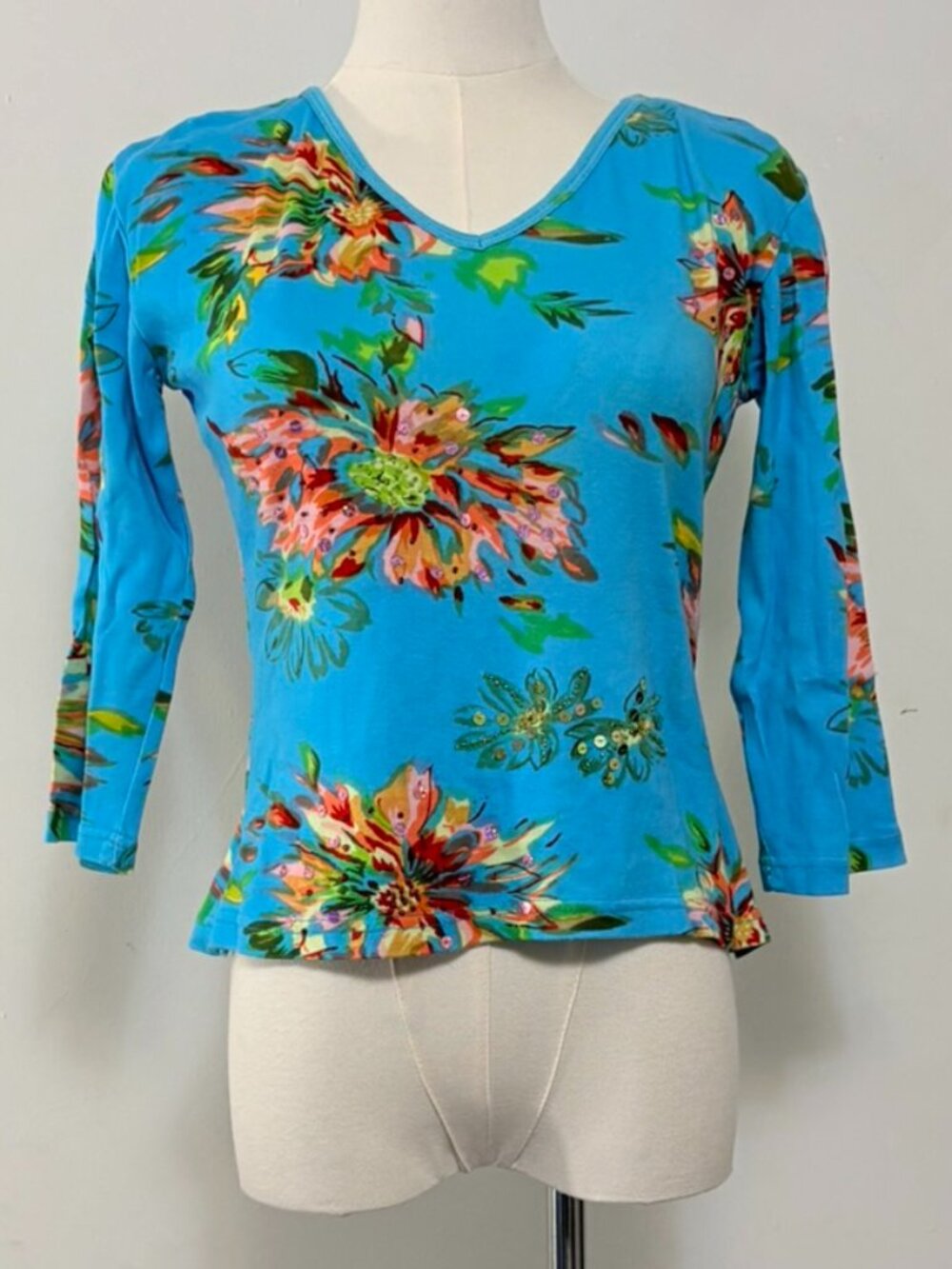 New Identity Blue Beaded Floral V‑Neck Top – 100% Cotton – Y2K Era – Size Small